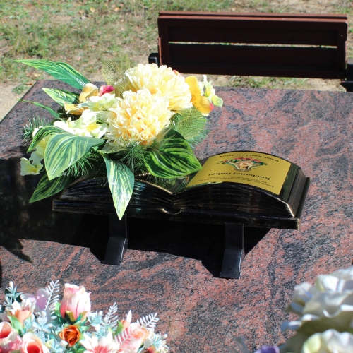 OZDOBA NAGROBNA donica księga z Matką Boską z personalizacją stroik