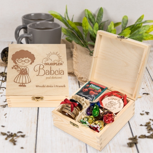 OZDOBNE DREWNIANE PUDEŁKO prezent dla babci z medalem i słodkości