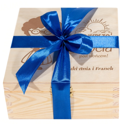 OZDOBNE DREWNIANE PUDEŁKO prezent dla babci z medalem i słodkości