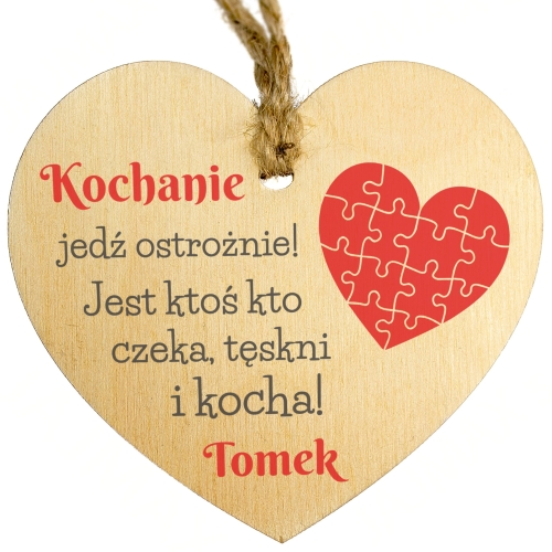 Drewniana zawieszka do auta UPOMINEK NA WALENTYNKI DLA NIEJ