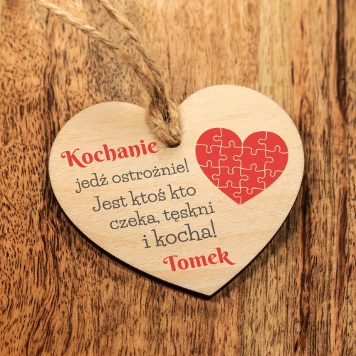 Drewniana zawieszka do auta UPOMINEK NA WALENTYNKI DLA NIEJ