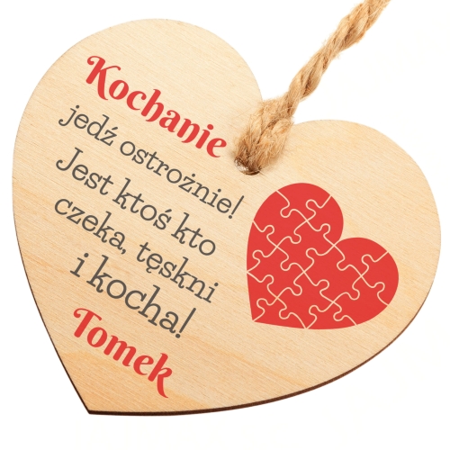 Drewniana zawieszka do auta UPOMINEK NA WALENTYNKI DLA NIEJ