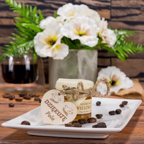 Miód i breloczek z grawerem – klasyczne podziękowanie dla gości komunii