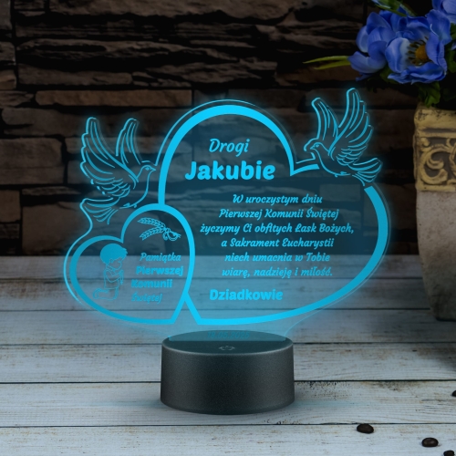 Wielokolorowa statuetka LED z personalizowanym grawerem idealna jako pamiątka komunii dla chłopca