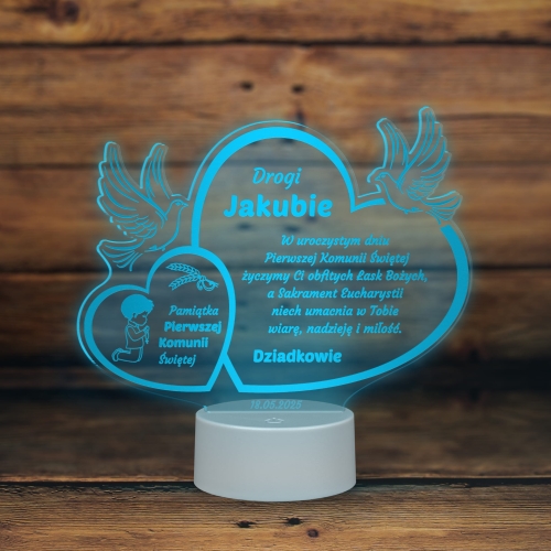 Wielokolorowa statuetka LED z personalizowanym grawerem idealna jako pamiątka komunii dla chłopca