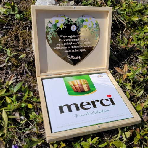Podaruj Merci w drewnianym pudełku jako oryginalne podziękowanie dla Matki Chrzestnej