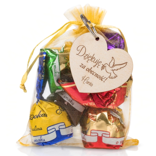 Breloczek z grawerem i cukierki klasyczne podziękowanie dla gości komunii