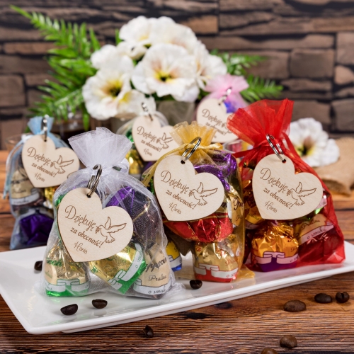 Breloczek z grawerem i cukierki klasyczne podziękowanie dla gości komunii