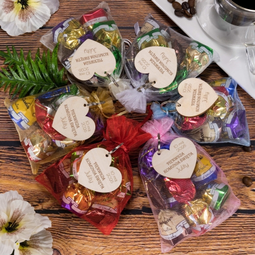 Spersonalizowany breloczek z cukierkami eleganckie podziękowanie dla gości komunii