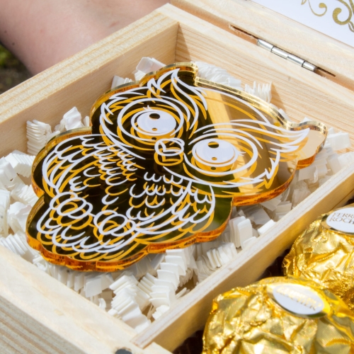 Złoty box prezentowy dla nauczyciela magnes sowa i czekoladki na podziękowanie