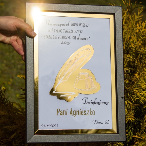 Złota ramka z cytatem i piórem elegancki prezent dla nauczyciela od klasy