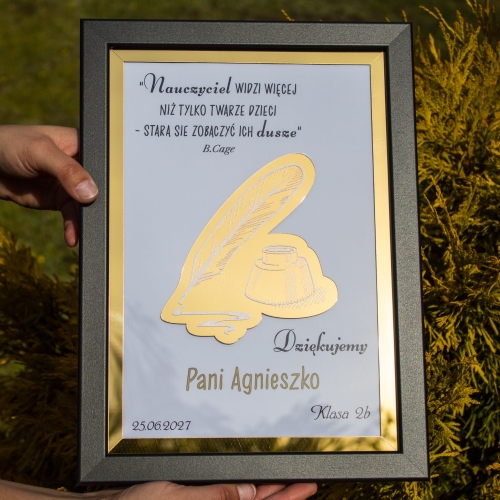 Złota ramka z cytatem i piórem elegancki prezent dla nauczyciela od klasy