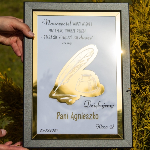 Złota ramka z cytatem i piórem elegancki prezent dla nauczyciela od klasy