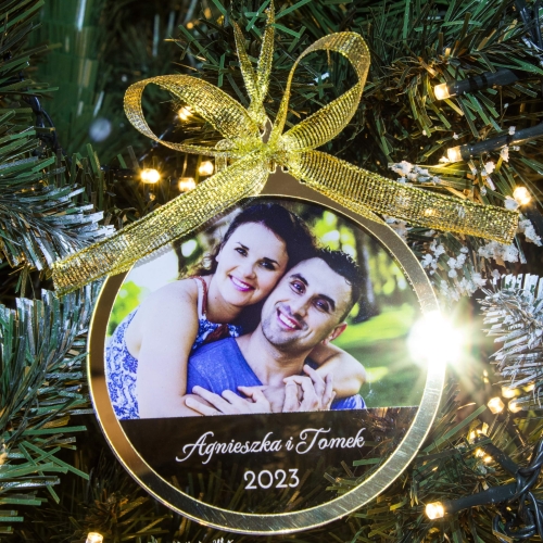 Szklana bombka z imionami i fotografią – wyjątkowy prezent na choinkę