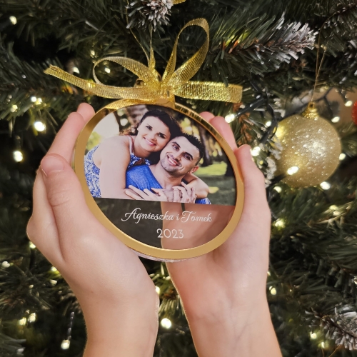 Szklana bombka z imionami i fotografią – wyjątkowy prezent na choinkę