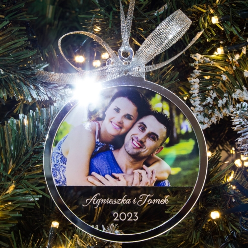 Szklana bombka z imionami i fotografią – wyjątkowy prezent na choinkę