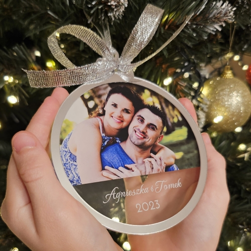 Szklana bombka z imionami i fotografią – wyjątkowy prezent na choinkę