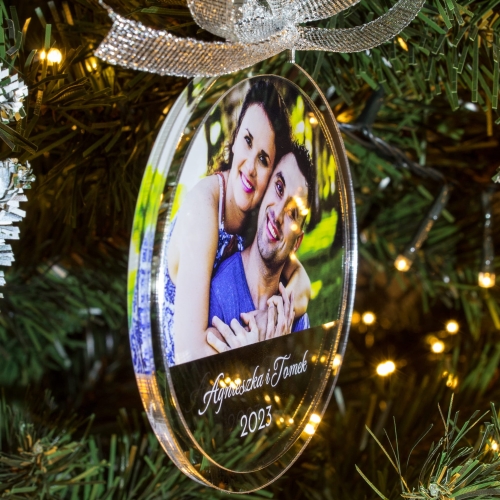 Szklana bombka z imionami i fotografią – wyjątkowy prezent na choinkę