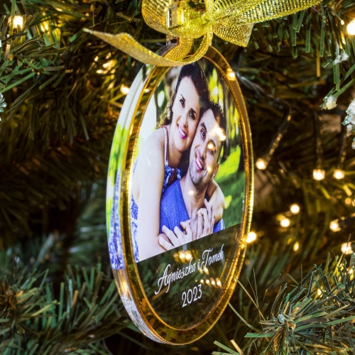 Szklana bombka z imionami i fotografią – wyjątkowy prezent na choinkę