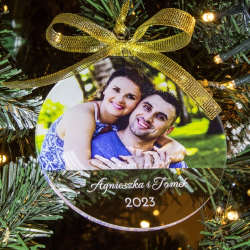 Szklana bombka z imionami i fotografią – wyjątkowy prezent na choinkę