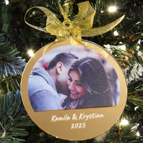 Szklana bombka z imionami i wspólnym zdjęciem – romantyczny akcent świąteczny