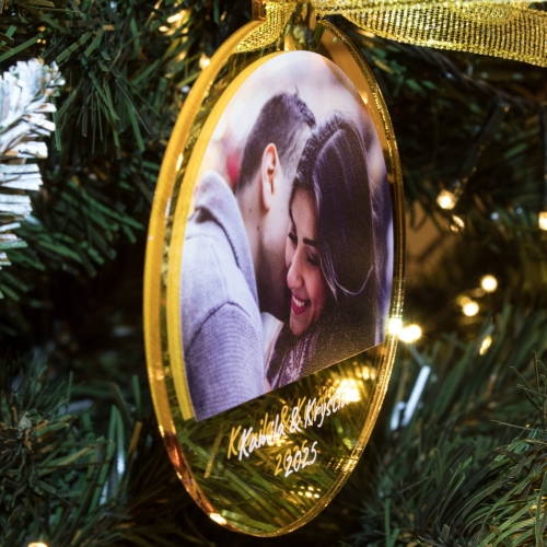 Szklana bombka z imionami i wspólnym zdjęciem – romantyczny akcent świąteczny