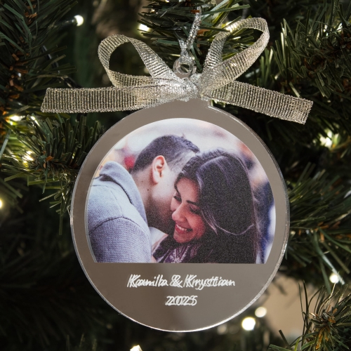 Szklana bombka z imionami i wspólnym zdjęciem – romantyczny akcent świąteczny