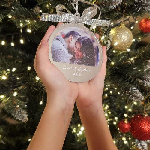 Szklana bombka z imionami i wspólnym zdjęciem – romantyczny akcent świąteczny