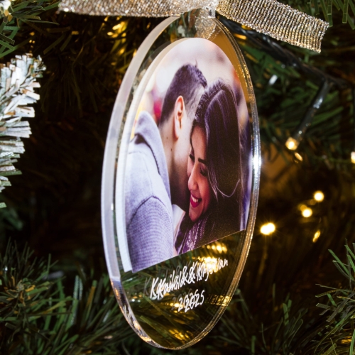 Szklana bombka z imionami i wspólnym zdjęciem – romantyczny akcent świąteczny