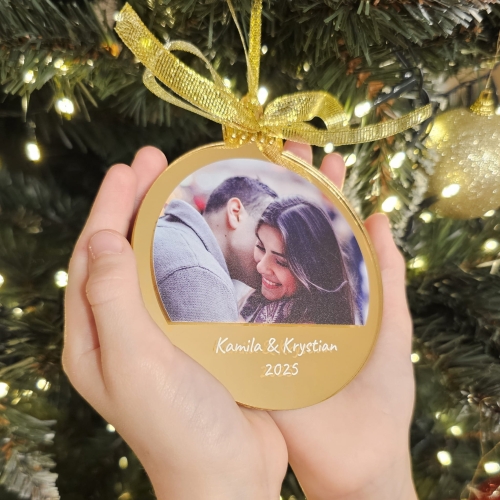 Szklana bombka z imionami i wspólnym zdjęciem – romantyczny akcent świąteczny