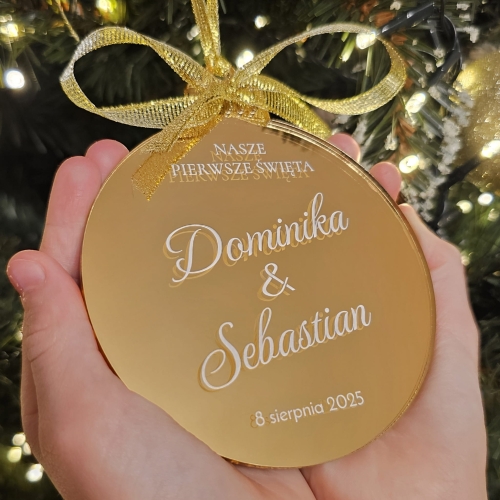 Nasze pierwsze święta – elegancka bombka z grawerem i piękną kokardką