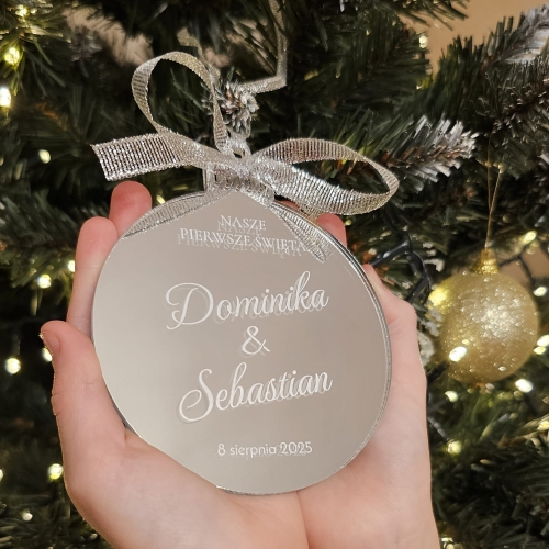 Nasze pierwsze święta – elegancka bombka z grawerem i piękną kokardką