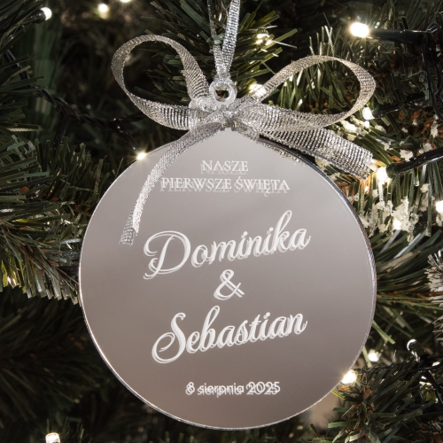 Nasze pierwsze święta – elegancka bombka z grawerem i piękną kokardką