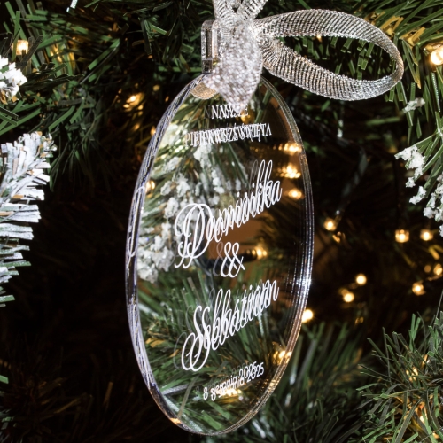 Nasze pierwsze święta – elegancka bombka z grawerem i piękną kokardką