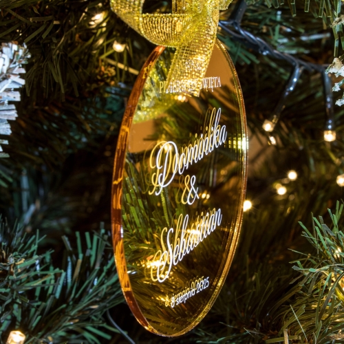 Nasze pierwsze święta – elegancka bombka z grawerem i piękną kokardką