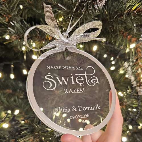 Personalizowana bombka świąteczna z dedykacją – wyjątkowy prezent dla pary