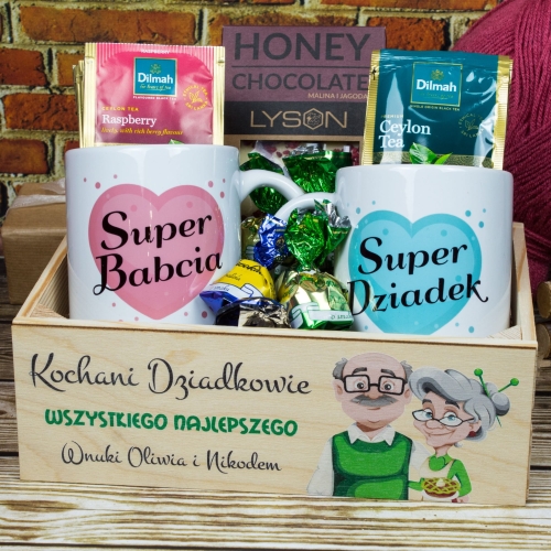 Kosz prezentowy Dzień Babci i Dziadka z kubkami i słodkościami