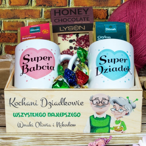 Kosz prezentowy Dzień Babci i Dziadka z kubkami i słodkościami