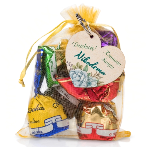 Podziękowania na komunię słodkie upominki cukierki i brelok z imieniem