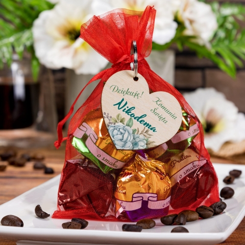 Podziękowania na komunię słodkie upominki cukierki i brelok z imieniem