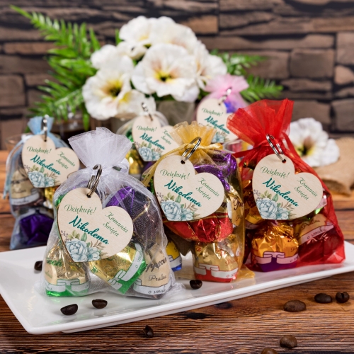 Podziękowania na komunię słodkie upominki cukierki i brelok z imieniem