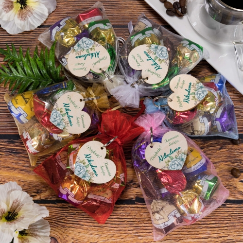 Podziękowania na komunię słodkie upominki cukierki i brelok z imieniem