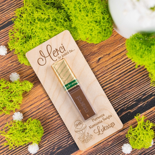 Podziękowania na komunię drewniana kartka z czekoladką Merci