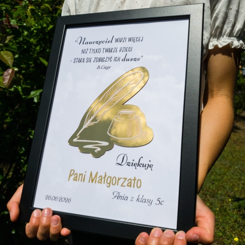 Złota ramka z cytatem i piórem elegancki prezent dla nauczyciela od klasy