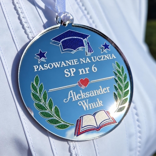 Prezent na Pasowanie na Ucznia Medal z Imieniem i Numerem Szkoły