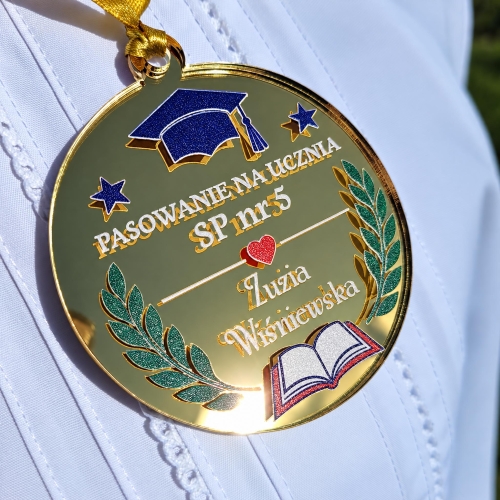 Prezent na Pasowanie na Ucznia Medal z Imieniem i Numerem Szkoły