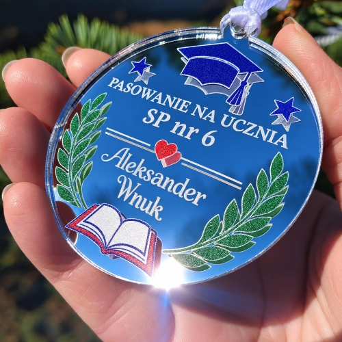 Prezent na Pasowanie na Ucznia Medal z Imieniem i Numerem Szkoły