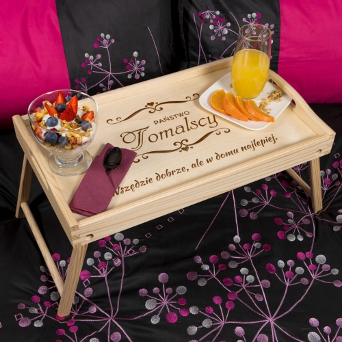 Drewniany stolik do łóżka jasny PREZENT NA PARAPETÓWKĘ grawer